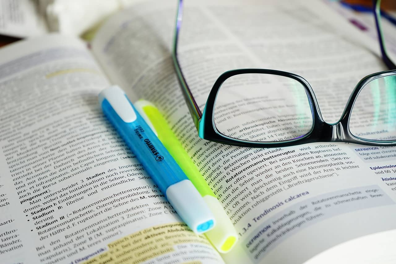 libro abierto con contenidos de formacion basica