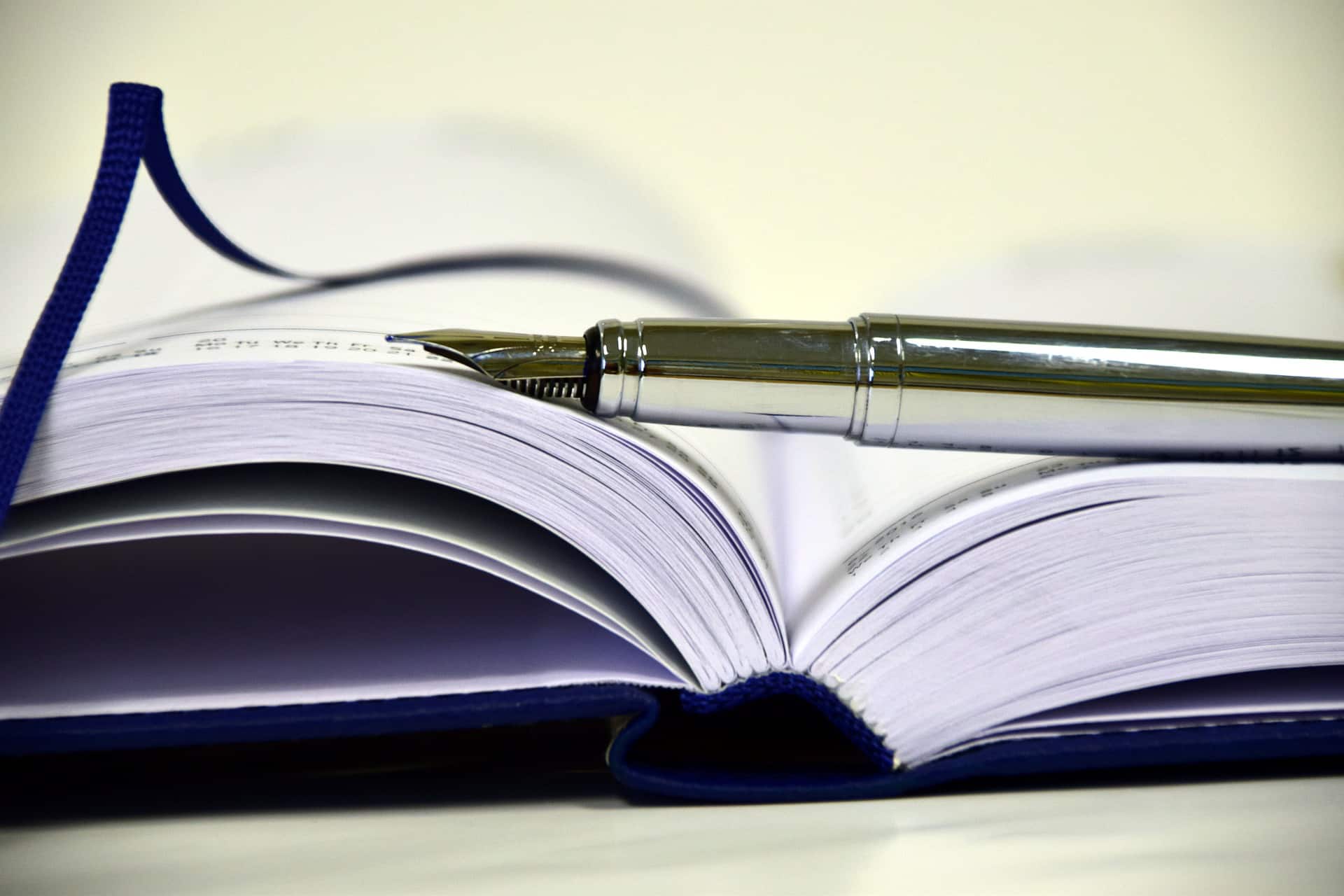 Libro con boligrafo