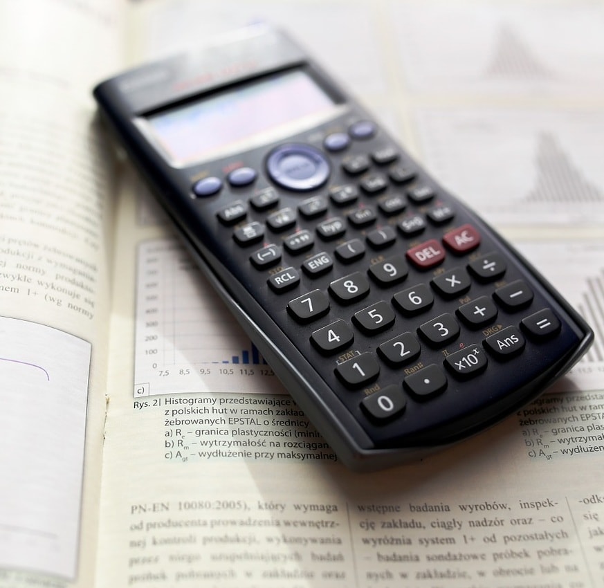 Calculadora sobre libro