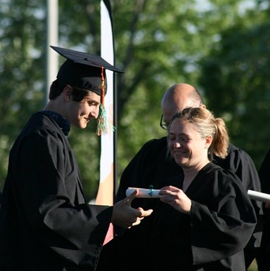 entrega de diploma de grado medio
