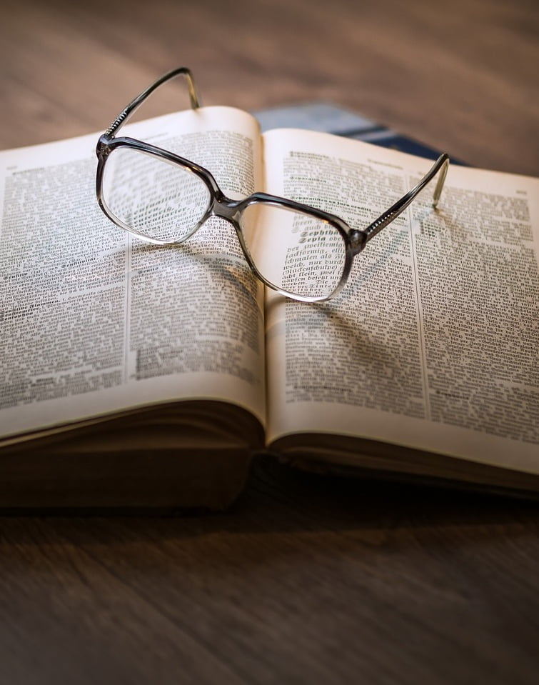 gafas sobre libro abierto