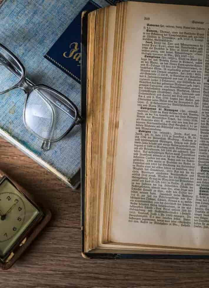 Libro junto a gafas