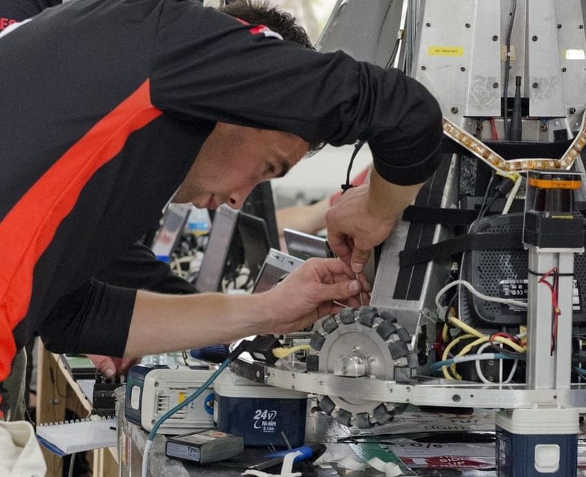 Tecnico de grado medio trabajando