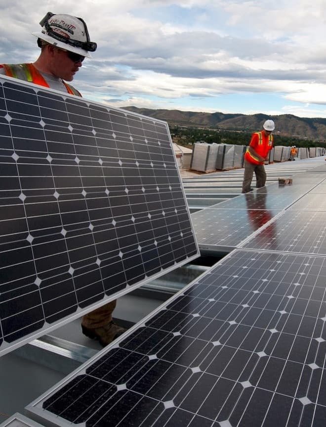 tecnicos instalando panes solares